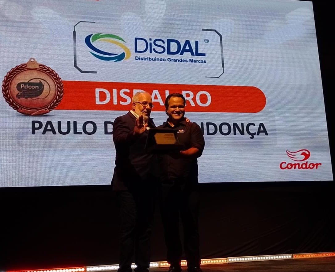 Paulo De Sá recebendo homenagem
